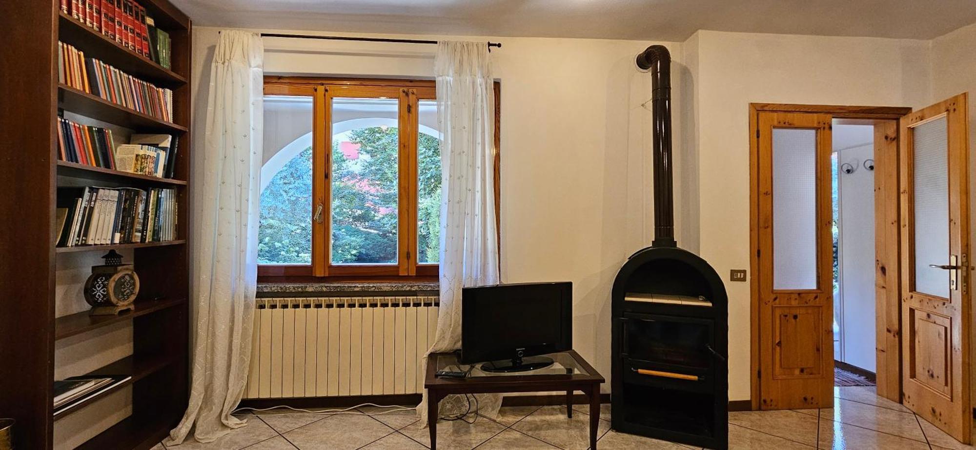 Appartamento Con Ingresso Autonomo, Giardino Privato E Portico Introbio المظهر الخارجي الصورة