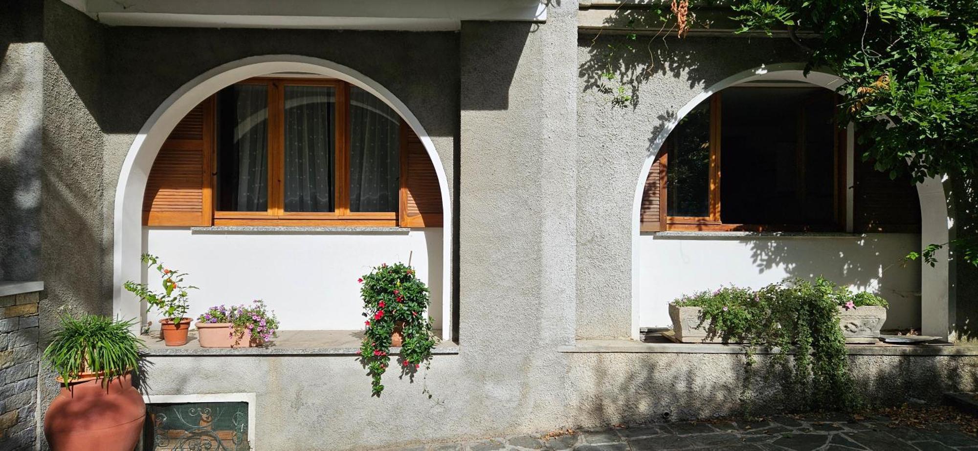 Appartamento Con Ingresso Autonomo, Giardino Privato E Portico Introbio المظهر الخارجي الصورة